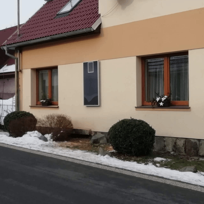 Teplovzdušný solární kolektor na fasádě rodinného domu – ukázka čisté instalace.